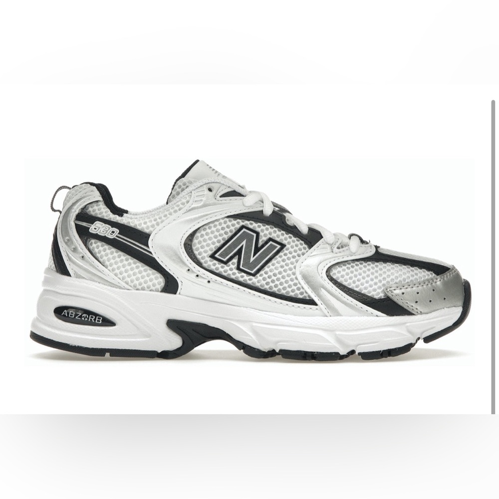 New balance 530 sneakers -black/silver (men’s size 6 / women’s size 8)